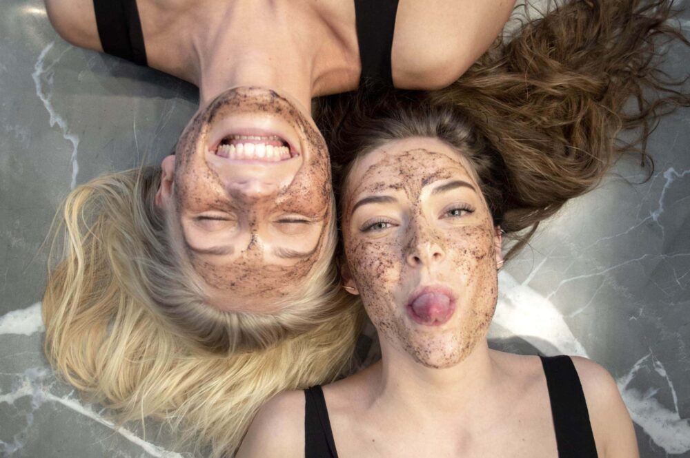 grums raw espresso face scrub + mask på to piger