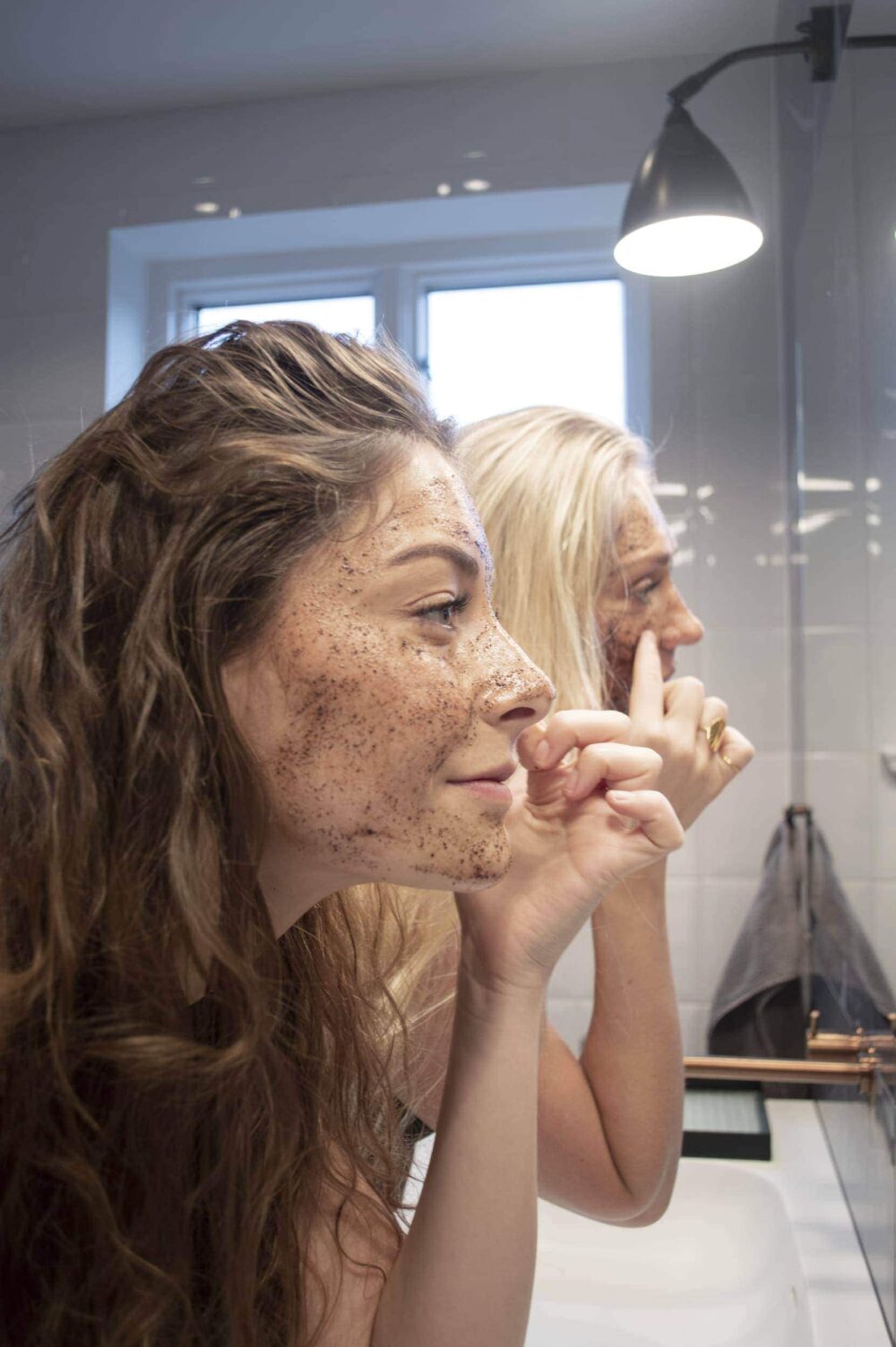 grums raw espresso face scrub + mask to piger påfører det